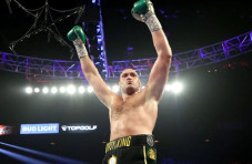 Tyson Fury Kalahkan...