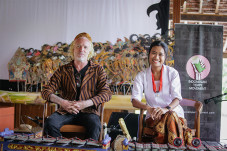 Dibantu Suami, Desainer...