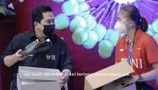 Dihadiahi Sneakers oleh...