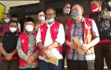 Tangan Tidak Diborgol,...