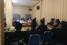 Warga Adat Kajang Dorong...