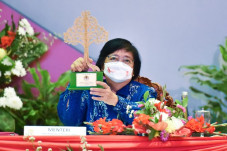 Menteri LHK Berikan...
