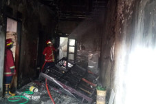 Bakar Sampah Pakai Thinner,...
