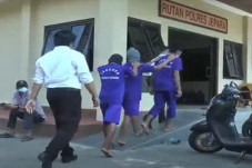 3 Pemuda Keroyok dan...