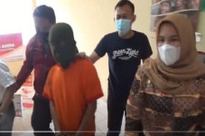 Tak Diberi Uang Rokok,...
