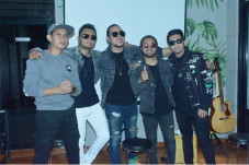 Sang Gitaris Pilih Solo...