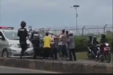 Dihalangi dan Dimaki,...