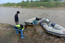 Buang Air Besar, 2 Bocah...