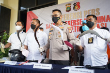 Bersenjatakan Celurit...