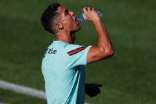 Lupakan Dulu Man United,...