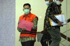 Kasus Suap, Mantan Pejabat...
