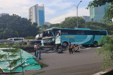 Kaget Mobil Belok Kiri,...