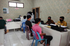 Bersama 3 Temannya,...