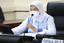 Kepada Senator, Menaker...