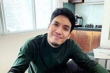 Lahir dari Ayah Ibu...