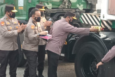 Kapolri Lepas Bantuan...