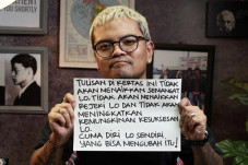 Coki Pardede Menggunakan...