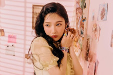 Joy Red Velvet Ulang...