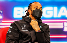 Hamilton Bantah Kabar...