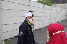 Tembok Beton Setinggi...