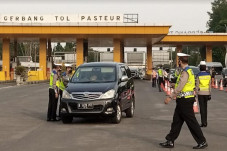 Kasus COVID-19 Turun,...