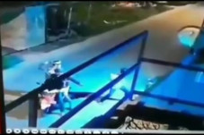 Acungkan Celurit, Gangster...