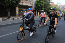 Sambil Gowes, Menaker...