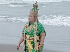 Wanita Berkostum Nyi...