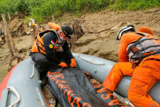 Ceburkan Diri ke Sungai...