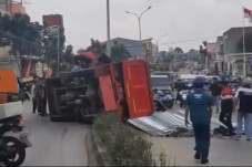 Truk Bermuatan Plat...