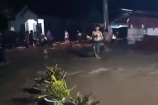 Banjir Bandang Terjang...