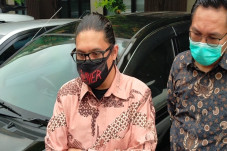 Suami Tyas Mirasih Hadiri...