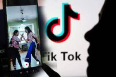 Bergoyang di Tiktok,...