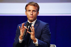 Telepon Raisi, Macron...