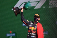 Verstappen Sodok Posisi...