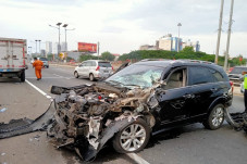 Tiga Mobil Rusak Parah...