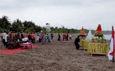 Larung Sesaji Dibubarkan...