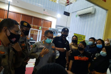 Diguyur Hujan, Keluarga...