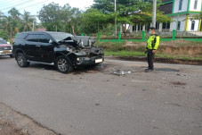 Mobil Dinas Tabrak Truk...