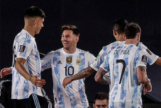 Cetak Hat-trick Saat...