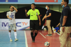 Dua Wasit Futsal Indonesia...