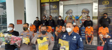 Polisi Bongkar Pabrik...