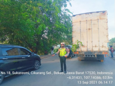 Awas Ada Truk Boks Mogok...