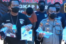 Suka Pamer Alat Vital,...