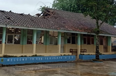Diawali Gemuruh, Atap...