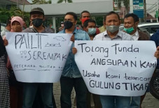Terjepit Harga Telur...