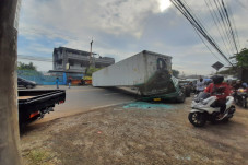 Truk Kontainer Terguling,...
