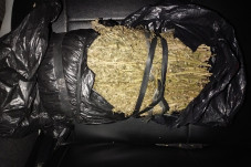 Simpan 2 Kg Ganja di...
