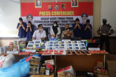 Komplotan Penjual dan...