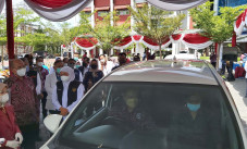 Tinjau Vaksinasi Drive...